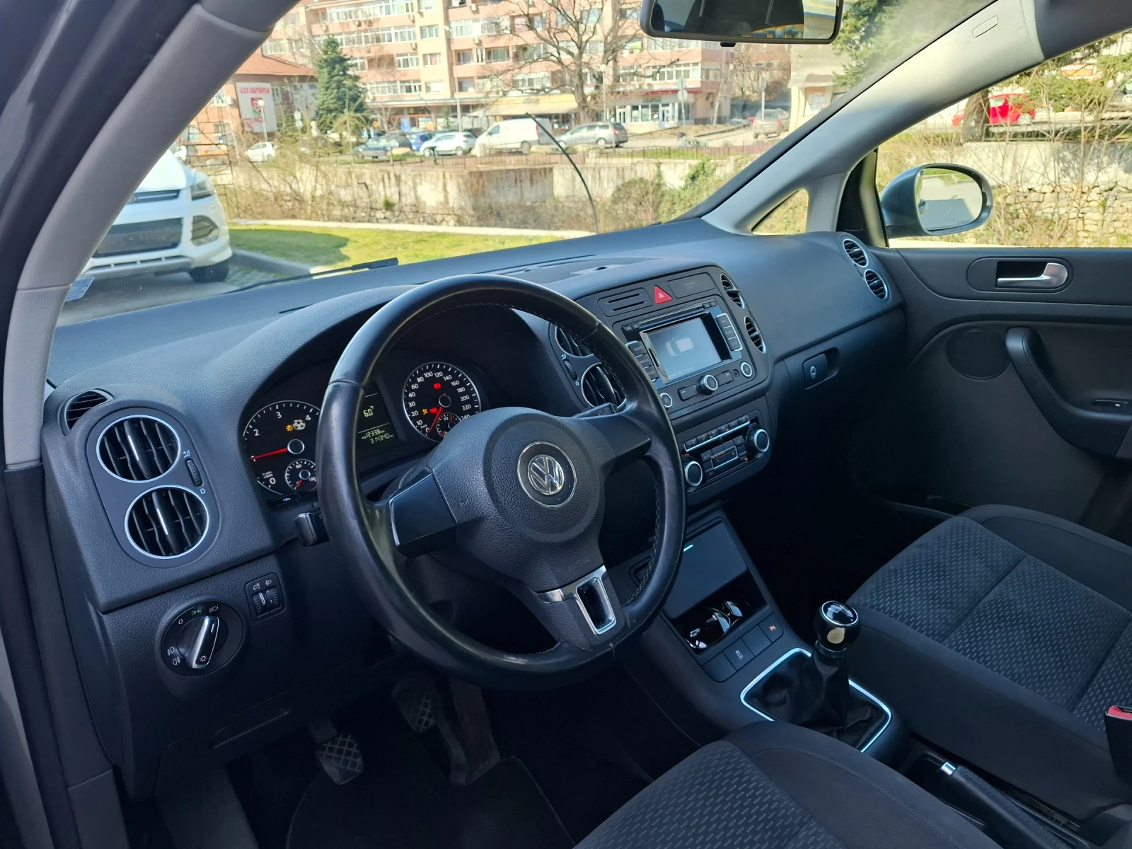 VW Golf Plus 1.6 Diesel / 105кс / Нов внос / Мултимедия , снимка 8 - Автомобили и джипове - 53858336