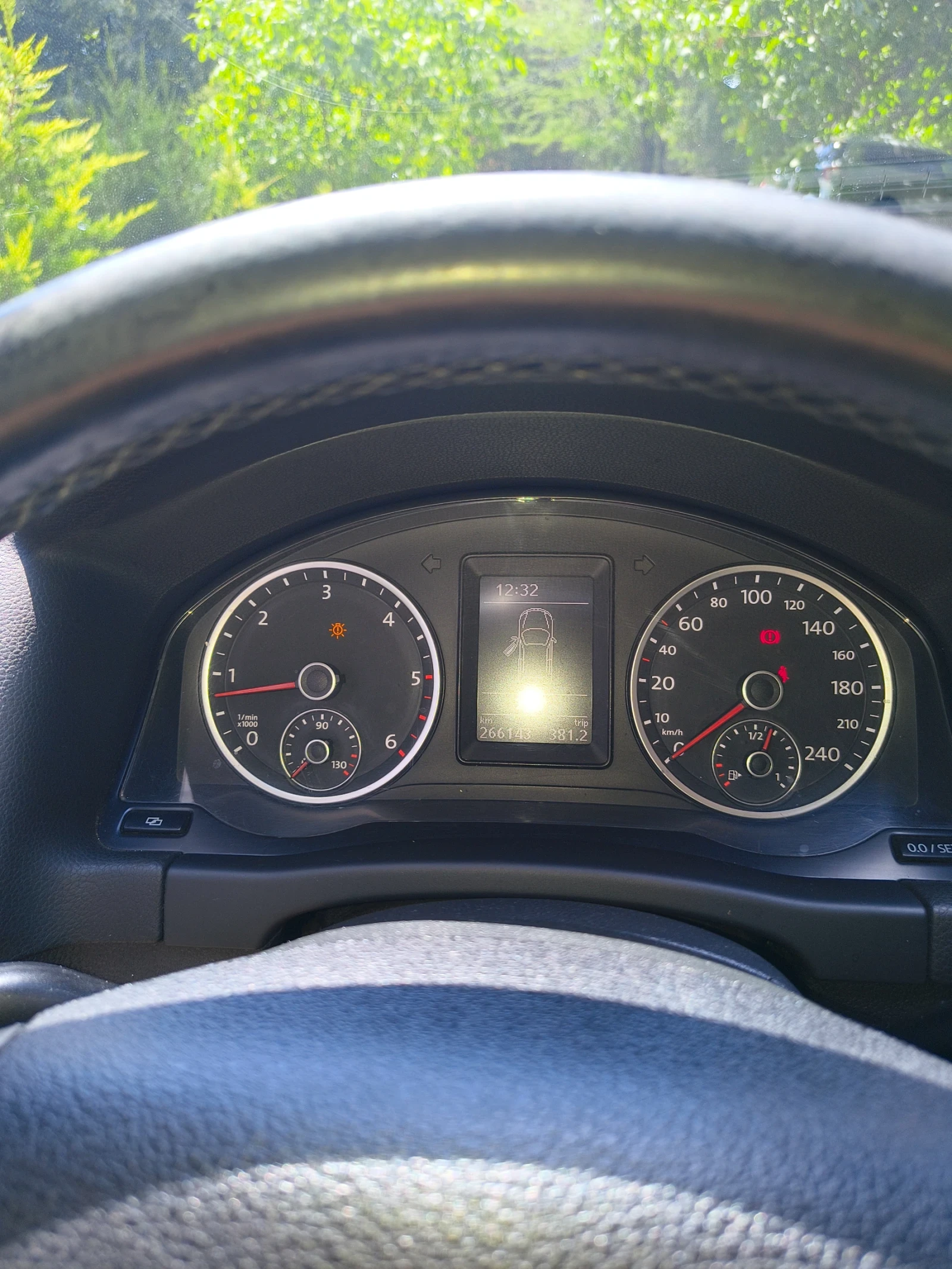VW Tiguan, снимка 9 - Автомобили и джипове - 55605067