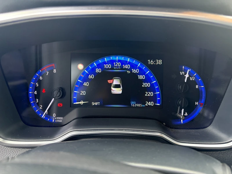 Toyota Corolla 1.6 6MT Executive Plus, снимка 5 - Автомобили и джипове - 52245260