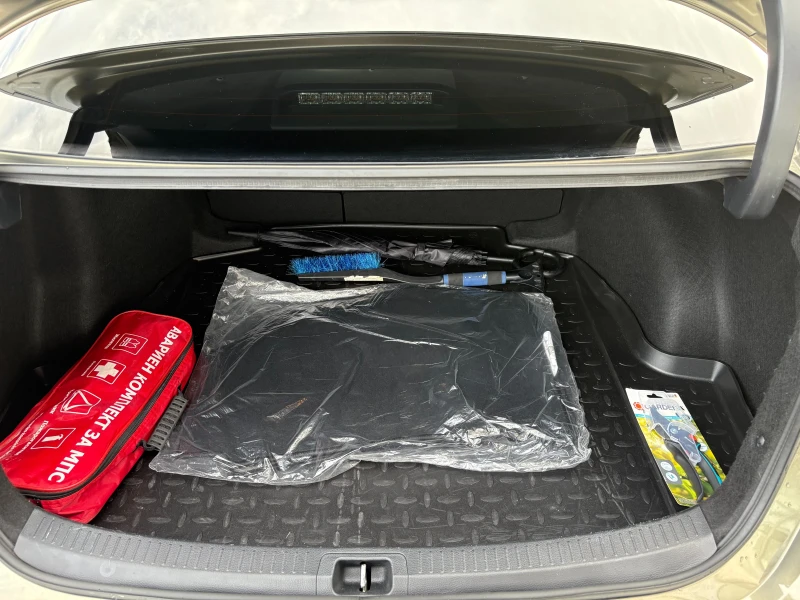 Toyota Corolla 1.6 6MT Executive Plus, снимка 11 - Автомобили и джипове - 52245260