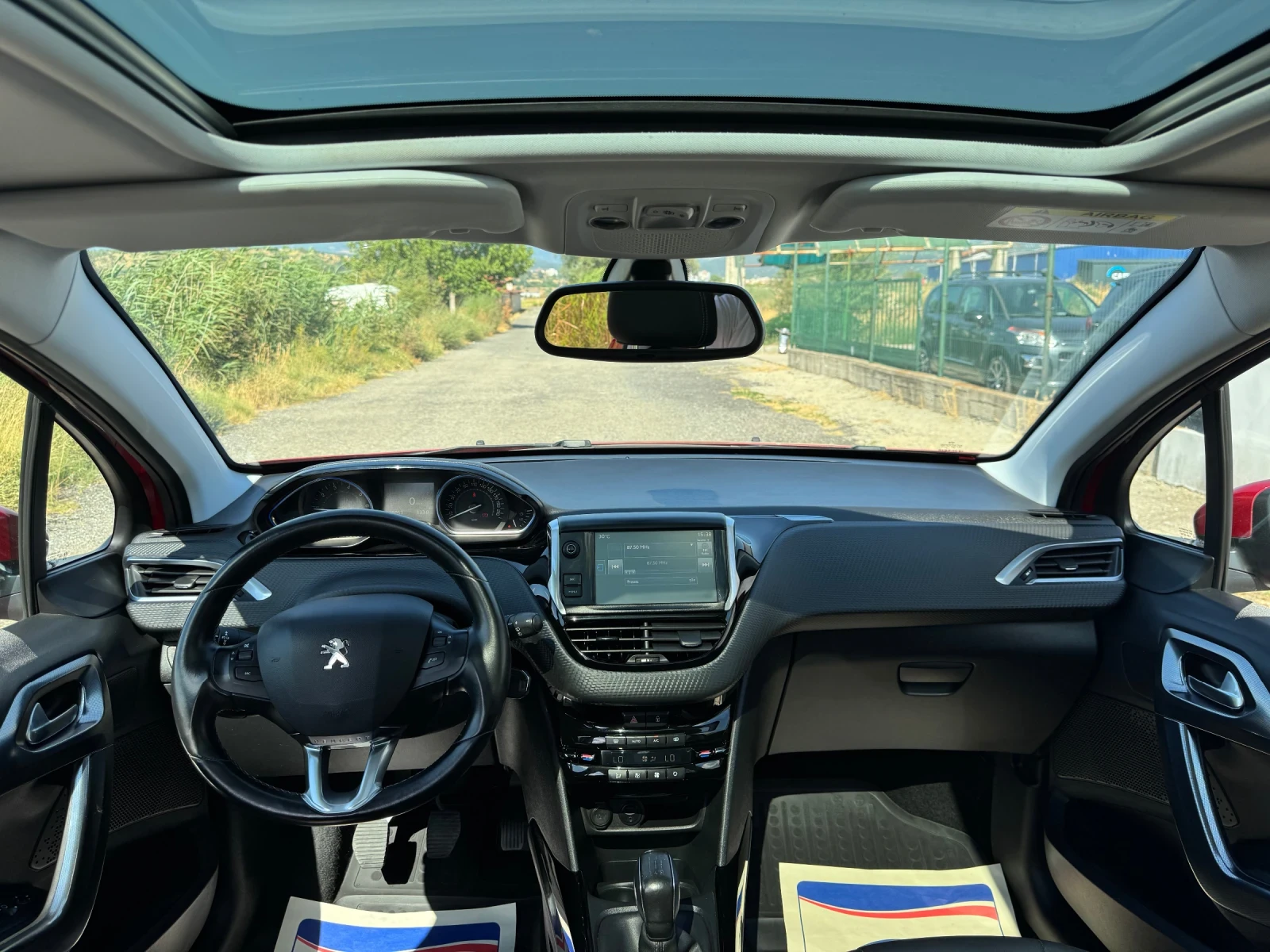 Peugeot 2008 1.2 TURBO * PANO* NAVI* SERVICE* FULL*  - изображение 8