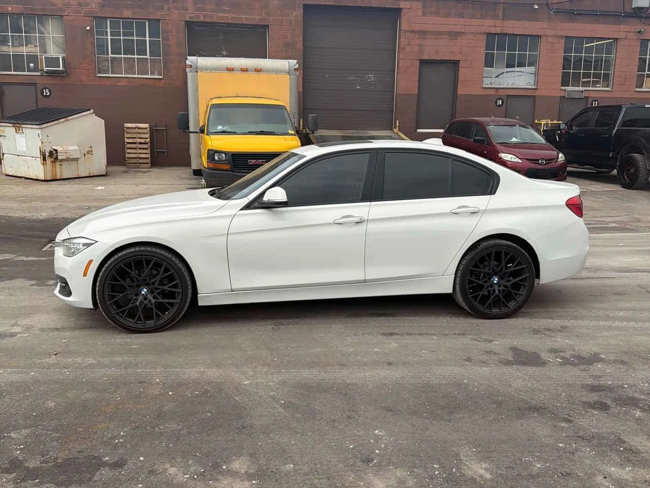 BMW 330 i xDrive/CARFAX/ШИБИДАХ/ПОДГРЕВИ, снимка 3 - Автомобили и джипове - 53906789