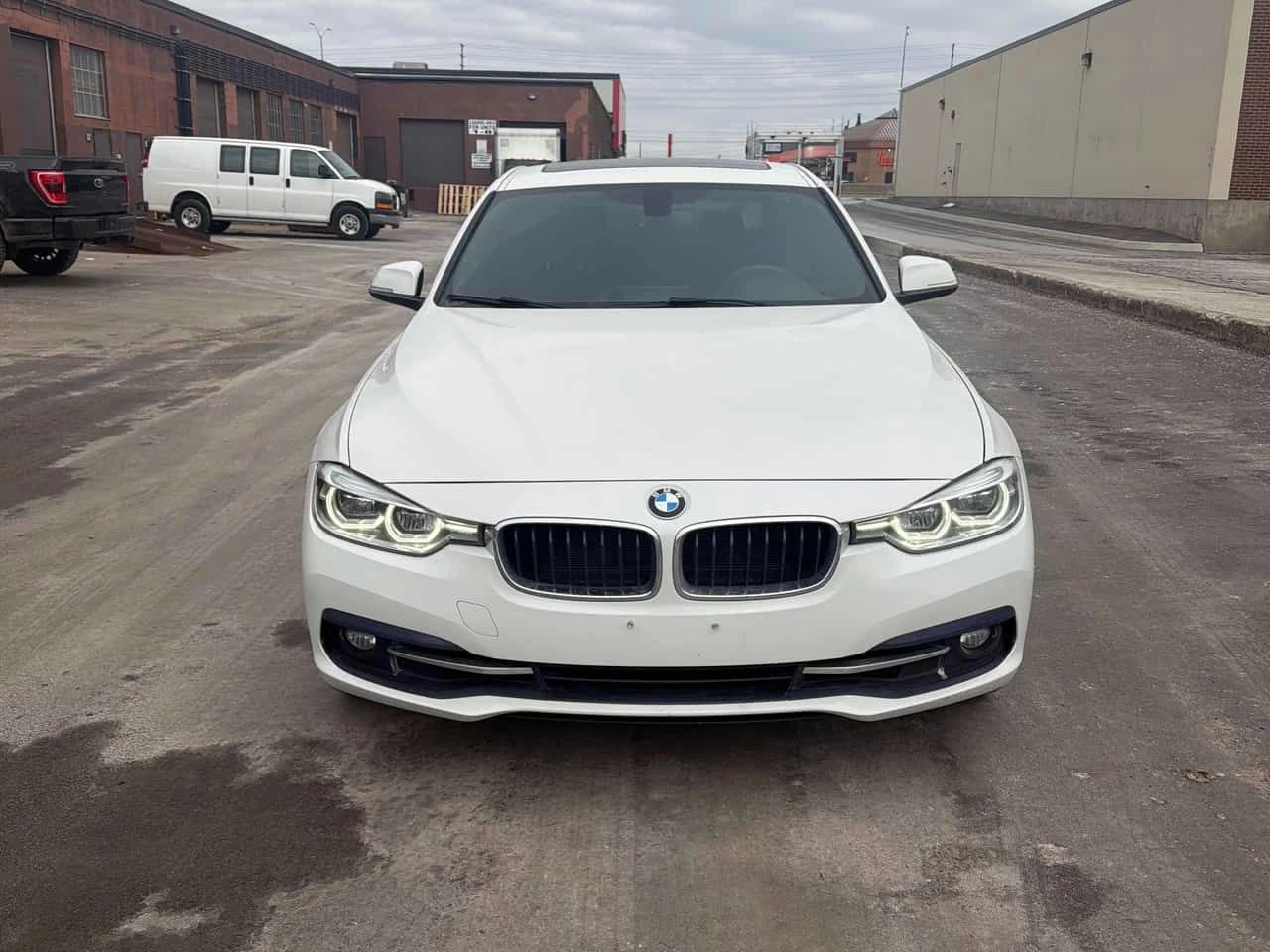 BMW 330 i xDrive/CARFAX/ШИБИДАХ/ПОДГРЕВИ, снимка 2 - Автомобили и джипове - 53906789