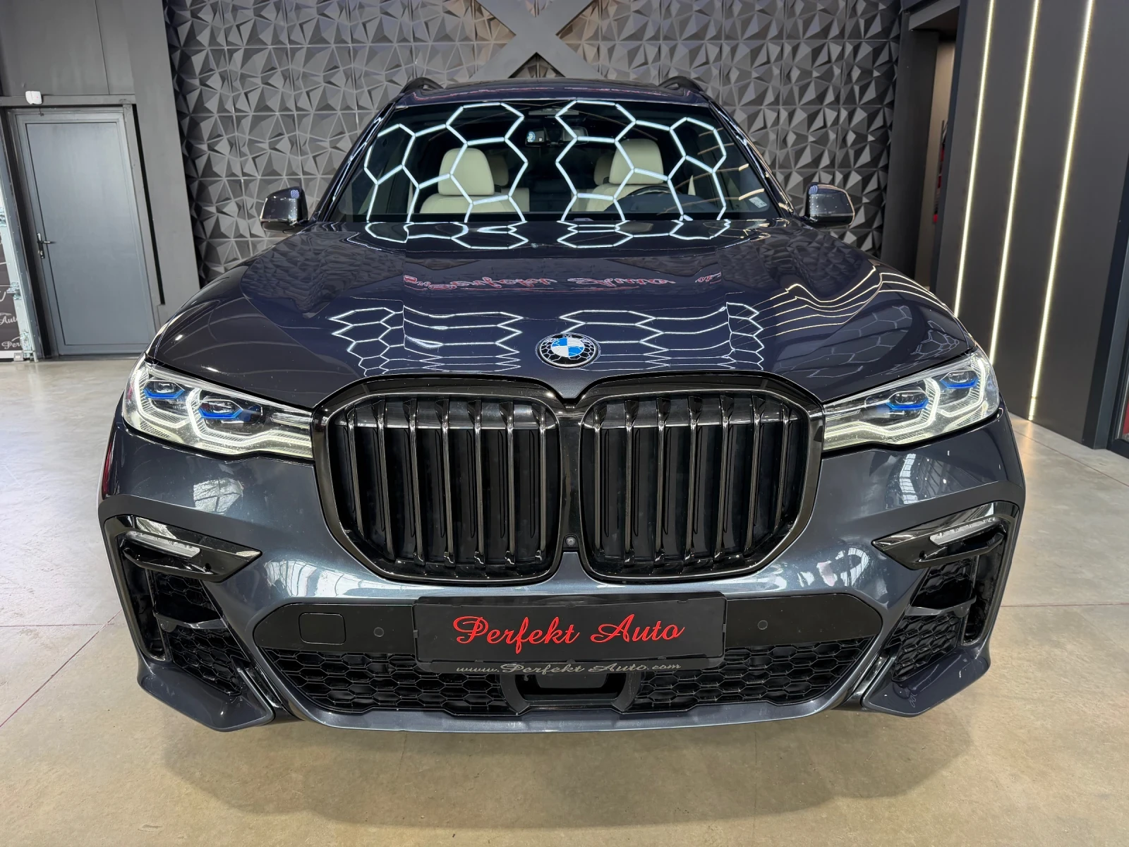 BMW X7 40d xDrive* 7 м-та* FULL Екстри* HARMAN/KARDON* ПА, снимка 2 - Автомобили и джипове - 54220531