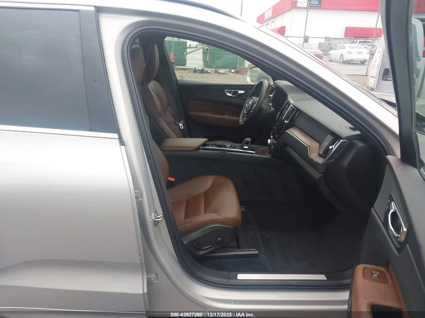 Volvo XC60 2l B5 Momentum, снимка 5 - Автомобили и джипове - 54444777