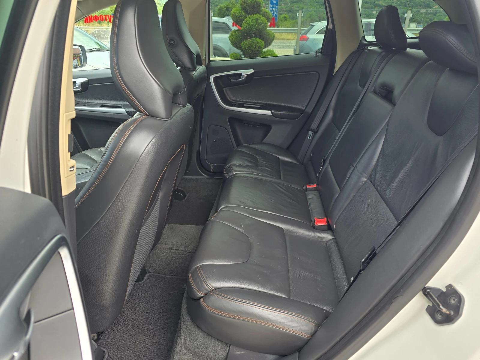 Volvo XC60 2.4 D5 ! ! КОЖА! ! КЛИМАТРОНИК, снимка 11 - Автомобили и джипове - 55256329