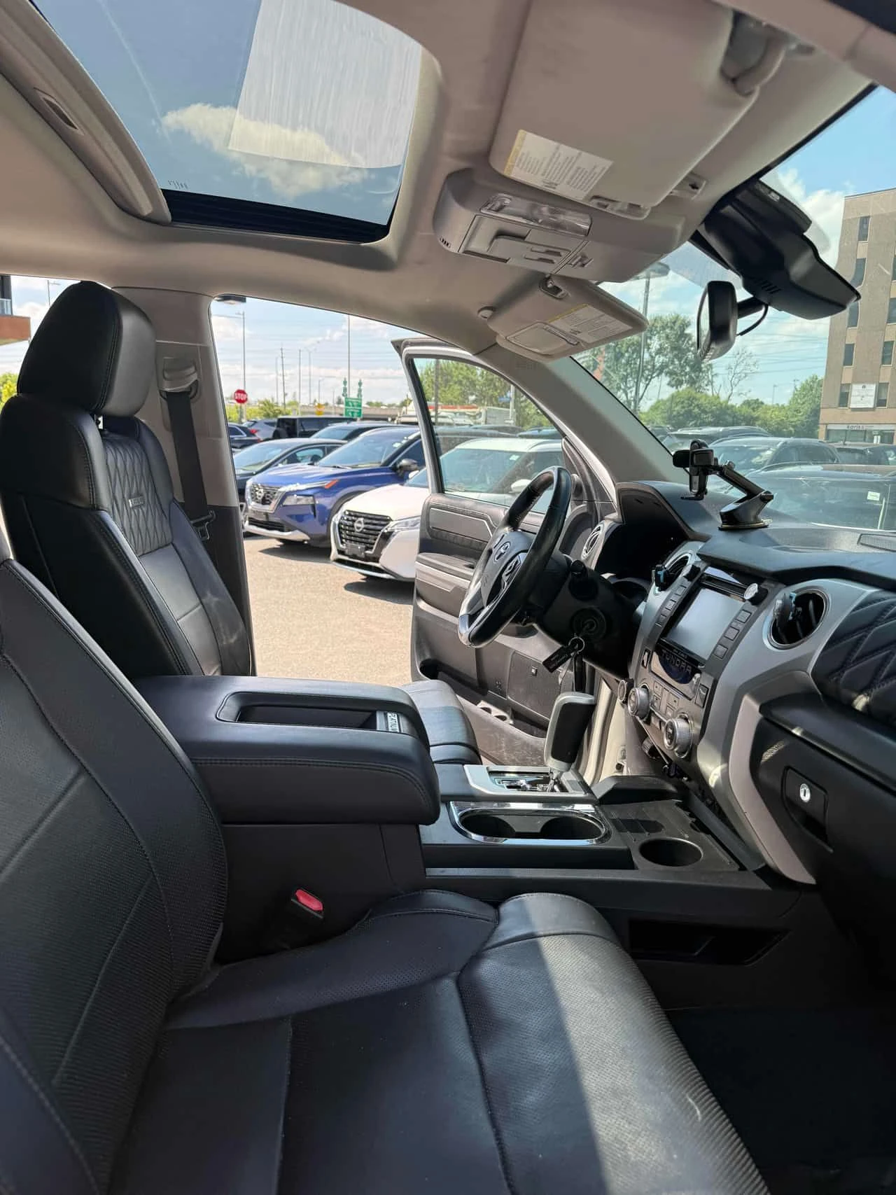 Toyota Tundra Platinum | CARFAX | АВТОКРЕДИТ, снимка 13 - Автомобили и джипове - 55598524