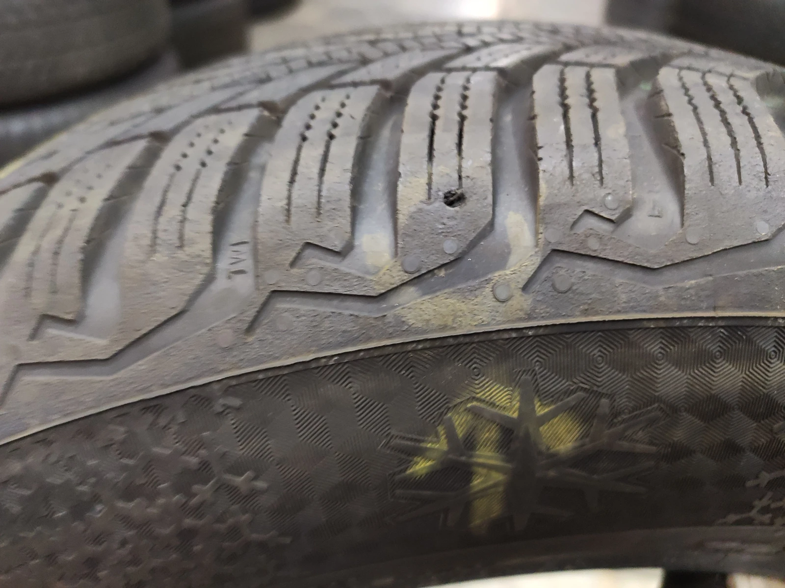 Гуми Зимни 205/60R16, снимка 7 - Гуми и джанти - 54806384