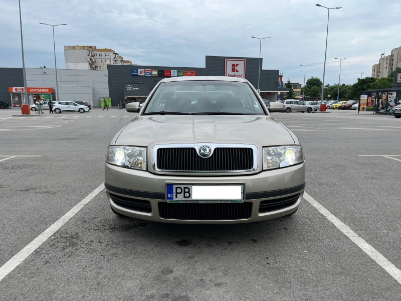 Skoda Superb 2.0i, снимка 6 - Автомобили и джипове - 48159694