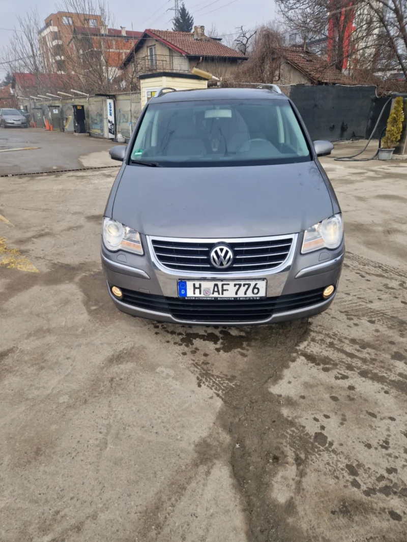 VW Touran Обслужен!! ТОП състояние 1.4 Tsi , снимка 1 - Автомобили и джипове - 49464573