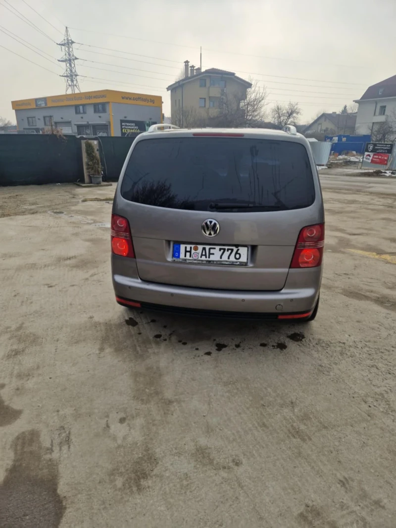 VW Touran Обслужен!! ТОП състояние 1.4 Tsi , снимка 3 - Автомобили и джипове - 49464573