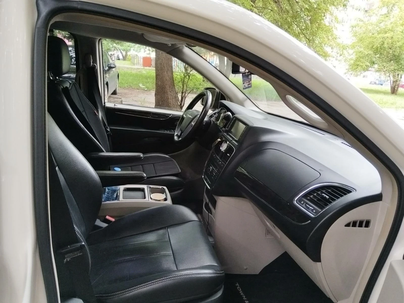 Chrysler Town and Country | Mobile.bg � ����������� 16