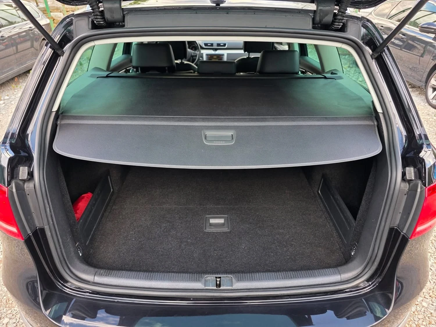 VW Passat 2.0TDI 170K.C. / АВТОМАТ / ЛЕД / КОЖА / НАВИ / , снимка 14 - Автомобили и джипове - 55238653