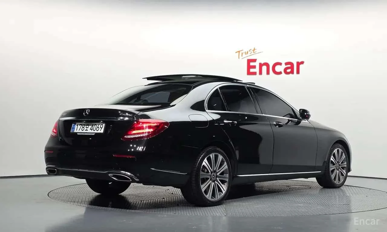 Mercedes-Benz E 400 4MATIC Exclusive | АВТОФИНАНСИРАНЕ, снимка 2 - Автомобили и джипове - 56210748
