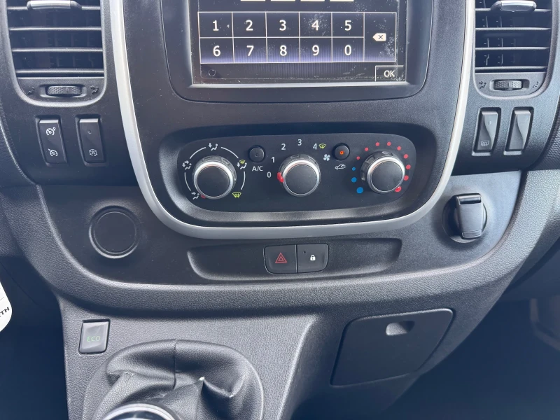 Renault Trafic 2.0DCI 146кс * 3местен* LED* НАВИ* Перфектен* , снимка 13 - Бусове и автобуси - 53558645