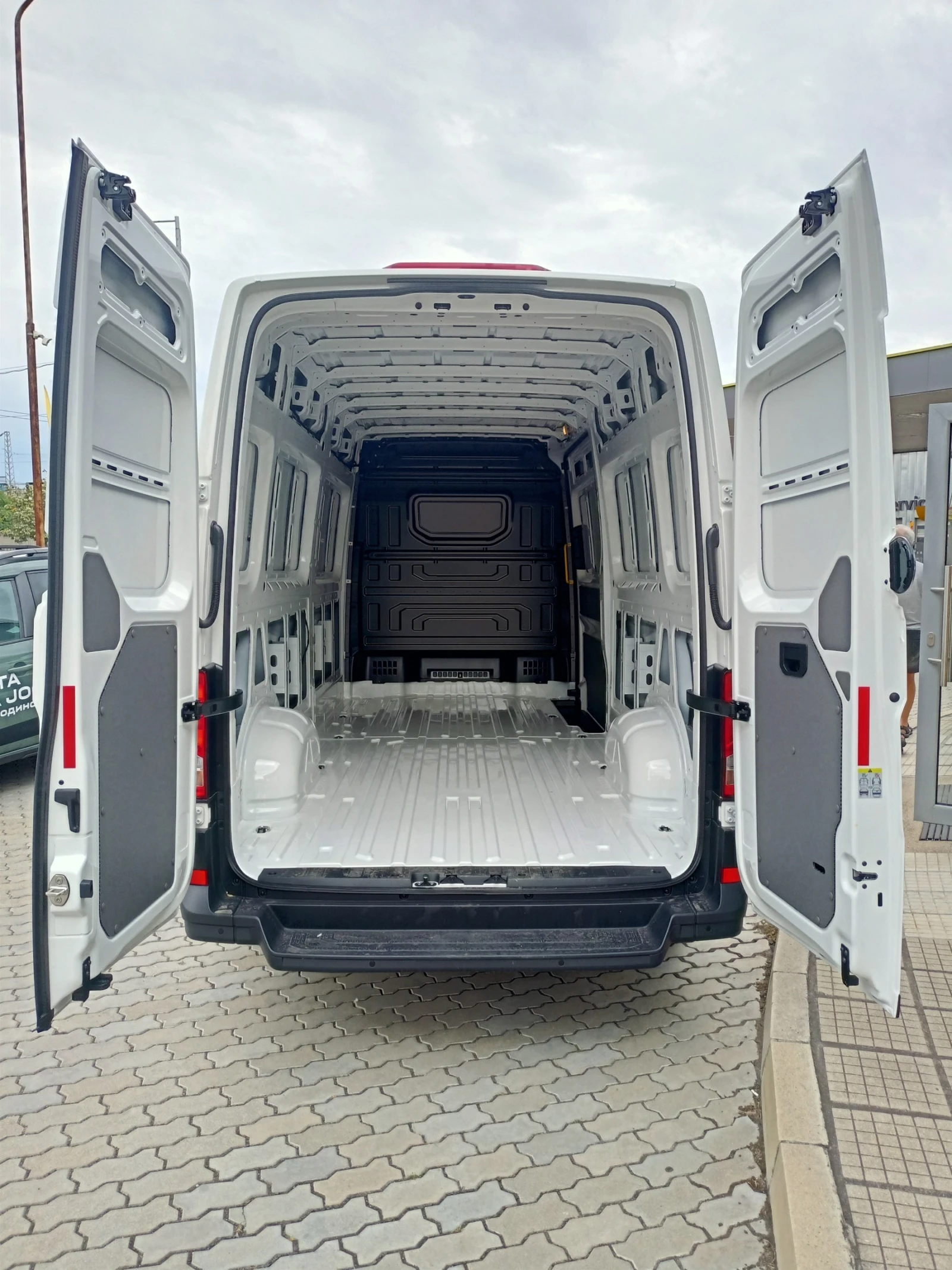 VW Crafter 7900лв за получаване, 2.0TDi Long 14.4куб.м  - изображение 8