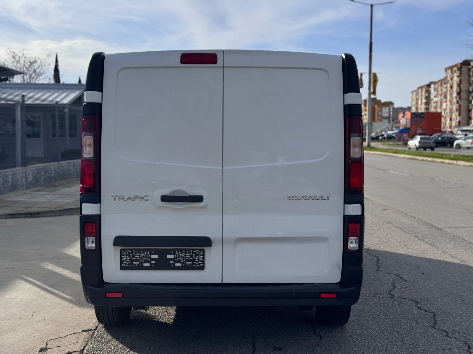 Renault Trafic 2.0DCI 146кс * 3местен* LED* НАВИ* Перфектен*  - изображение 4