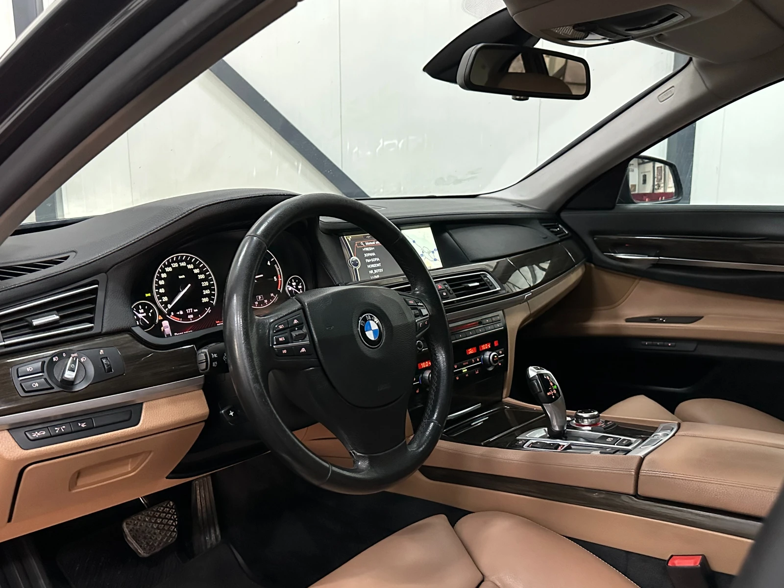 BMW 730 d* Дистроник* Вакум* Head-up* , снимка 9 - Автомобили и джипове - 51055348