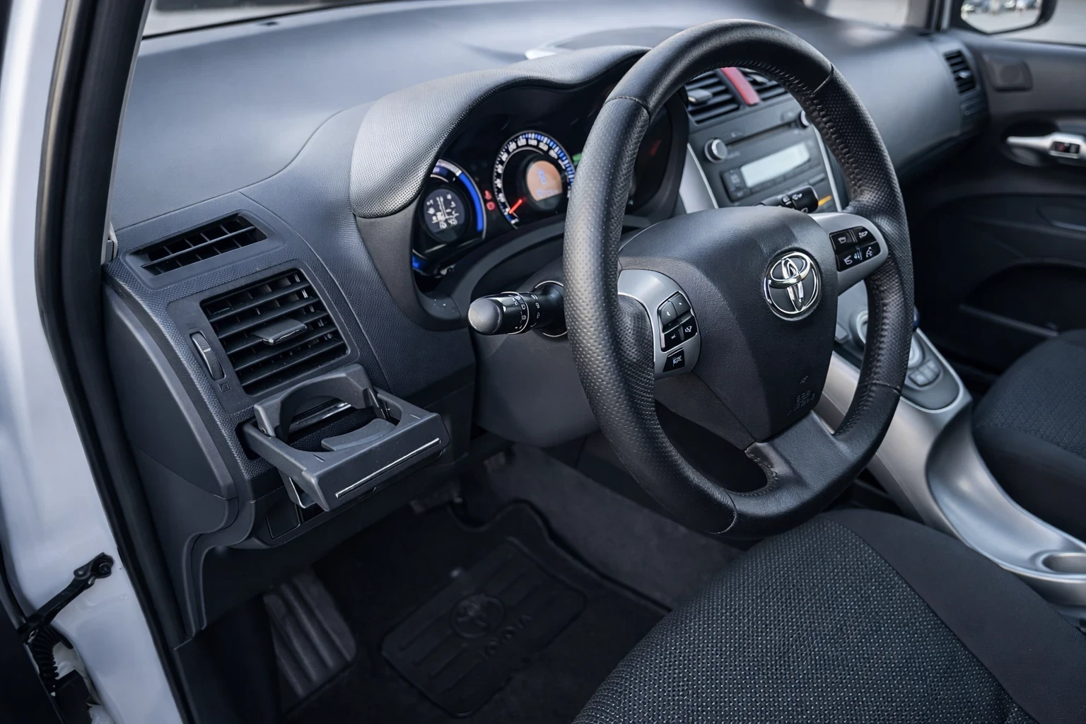 Toyota Auris 1.8 Хибрит Автомат  - изображение 7