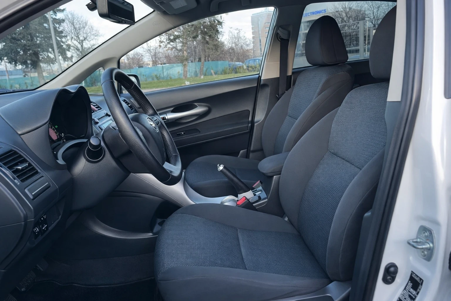 Toyota Auris 1.8 Хибрит Автомат  - изображение 9