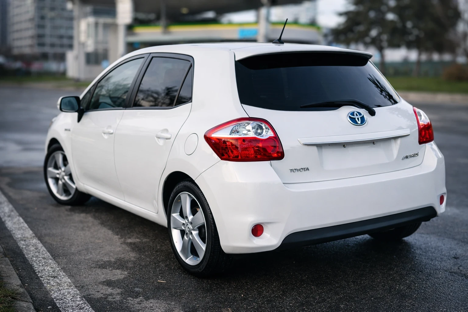 Toyota Auris 1.8 Хибрит Автомат  - изображение 3