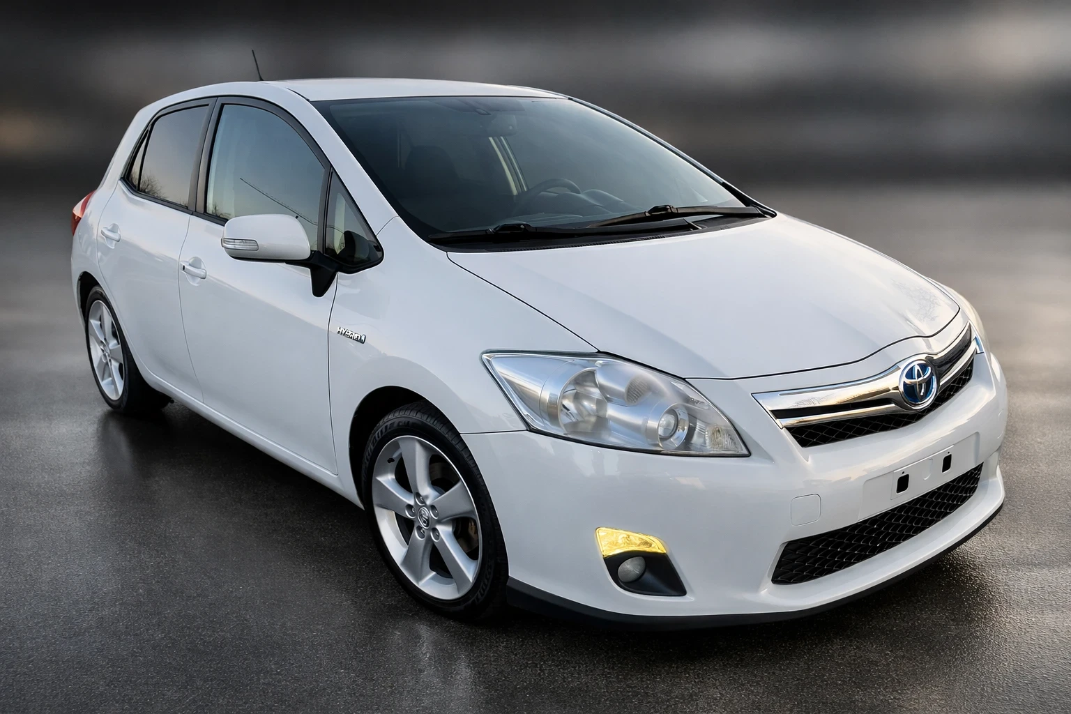 Toyota Auris 1.8 Хибрит Автомат  - изображение 2