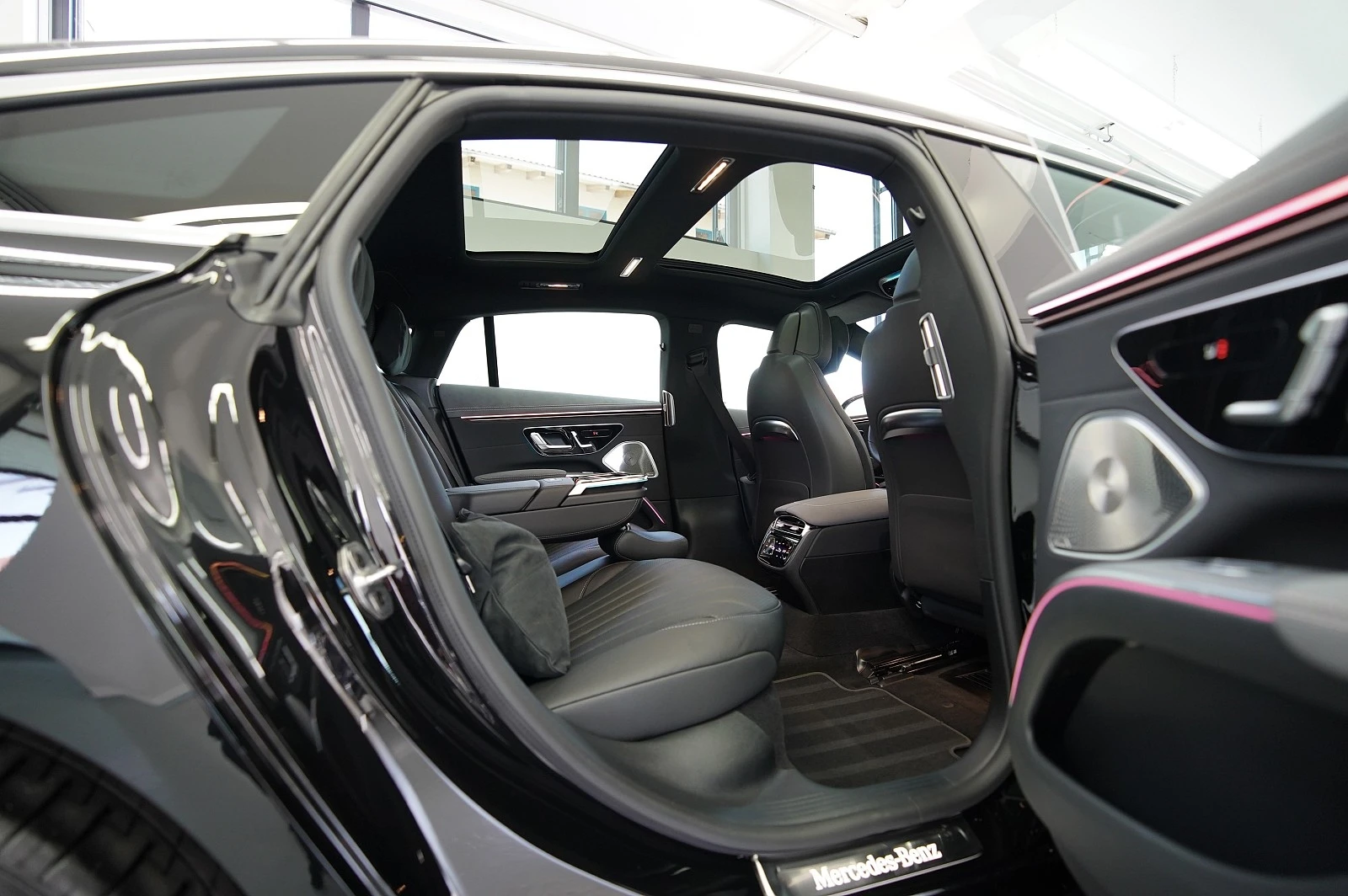 Mercedes-Benz EQS 580 AMG* 4 MATIC* PANO* BURM* DIGITAL LIGHTS* , снимка 14 - Автомобили и джипове - 54410110