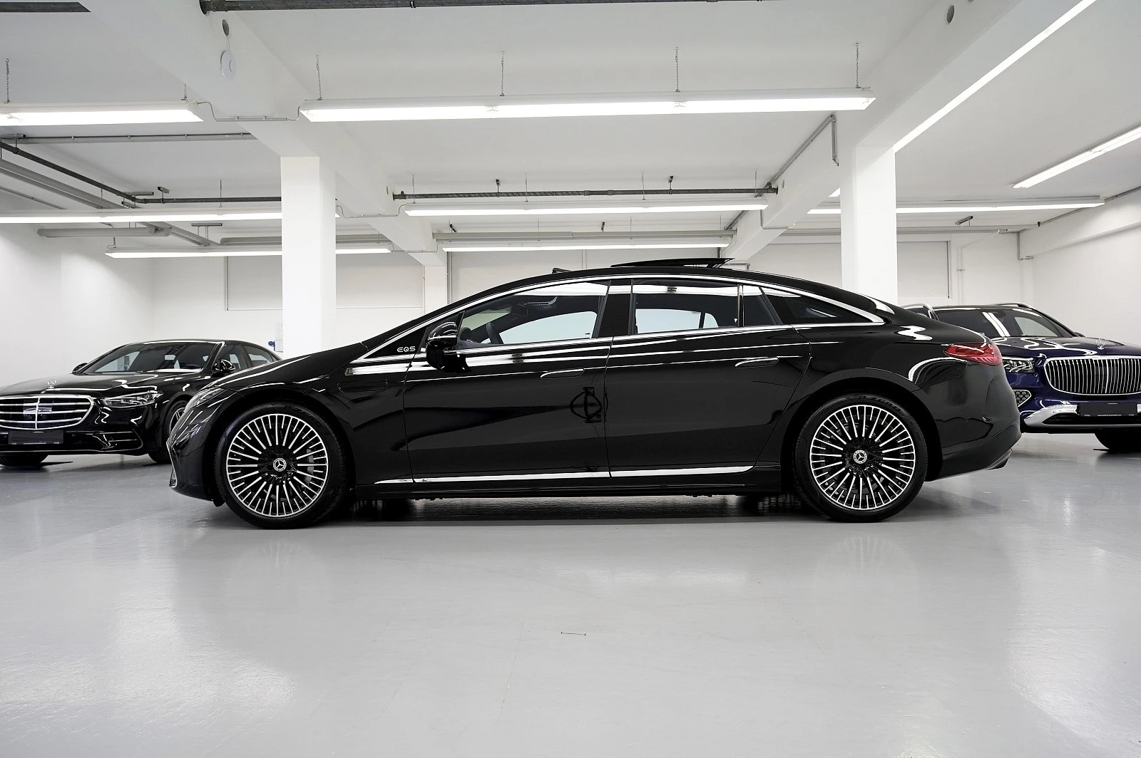 Mercedes-Benz EQS 580 AMG* 4 MATIC* PANO* BURM* DIGITAL LIGHTS* , снимка 2 - Автомобили и джипове - 54410110