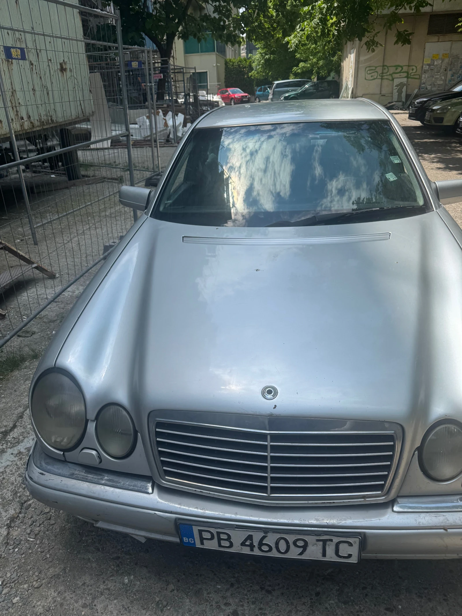 Mercedes-Benz E 220, снимка 2 - Автомобили и джипове - 55144678