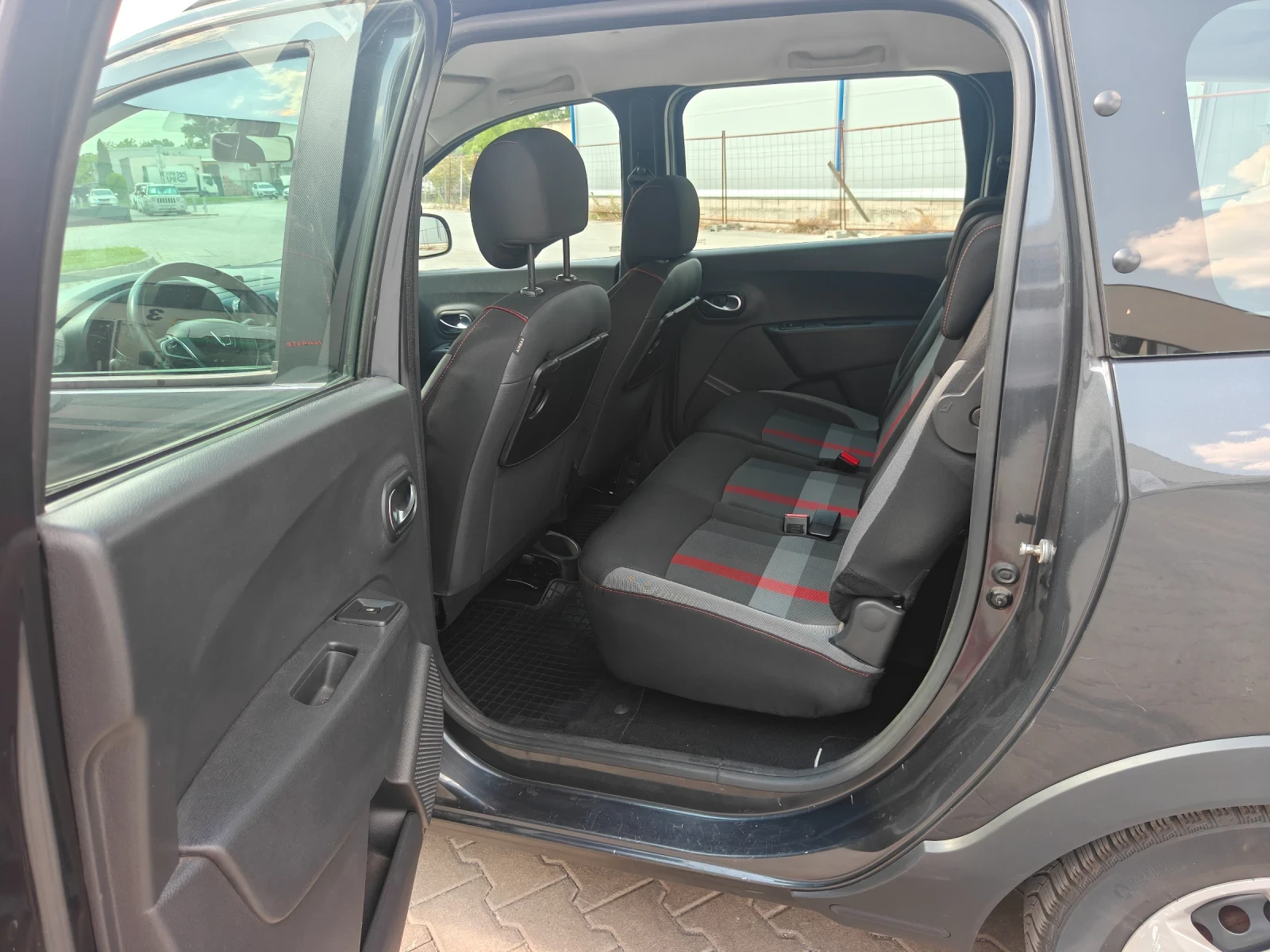 Dacia Lodgy  Stepway  1.3 Tce 130 hp 7 seats, снимка 11 - Автомобили и джипове - 55578838