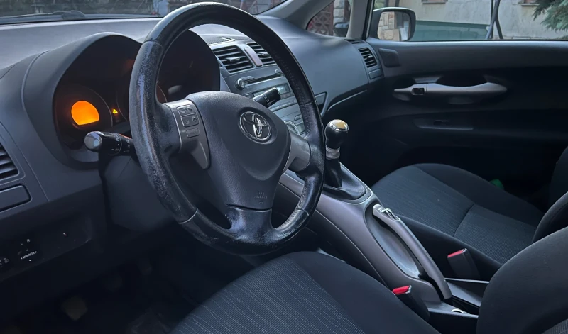 Toyota Auris 1.6, снимка 7 - Автомобили и джипове - 48174799