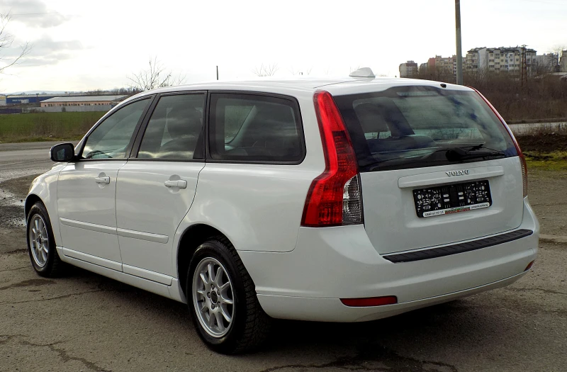 Volvo V50 1.8i/125к./FACELIFT/КОЖА/КЛИМАТРОНИК, снимка 5 - Автомобили и джипове - 53263164