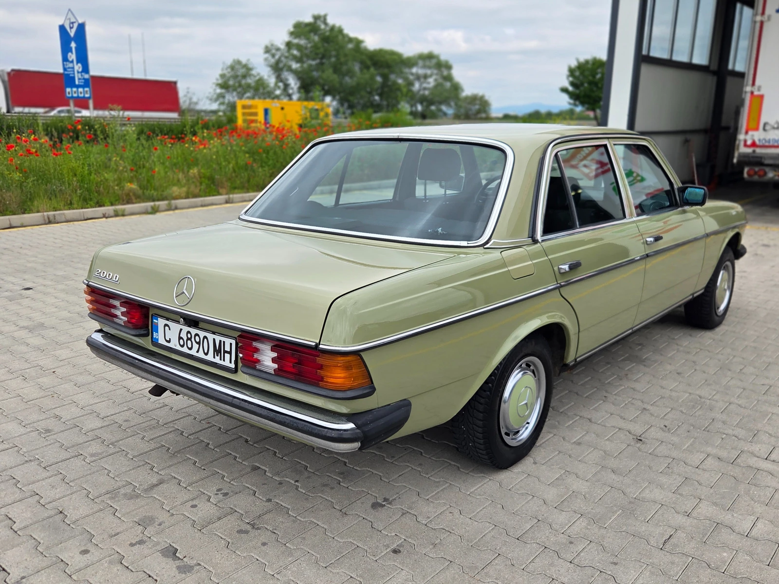 Mercedes-Benz 123 200D Гаражна* ТОП СЪСТОЯНИЕ, снимка 14 - Автомобили и джипове - 54594087