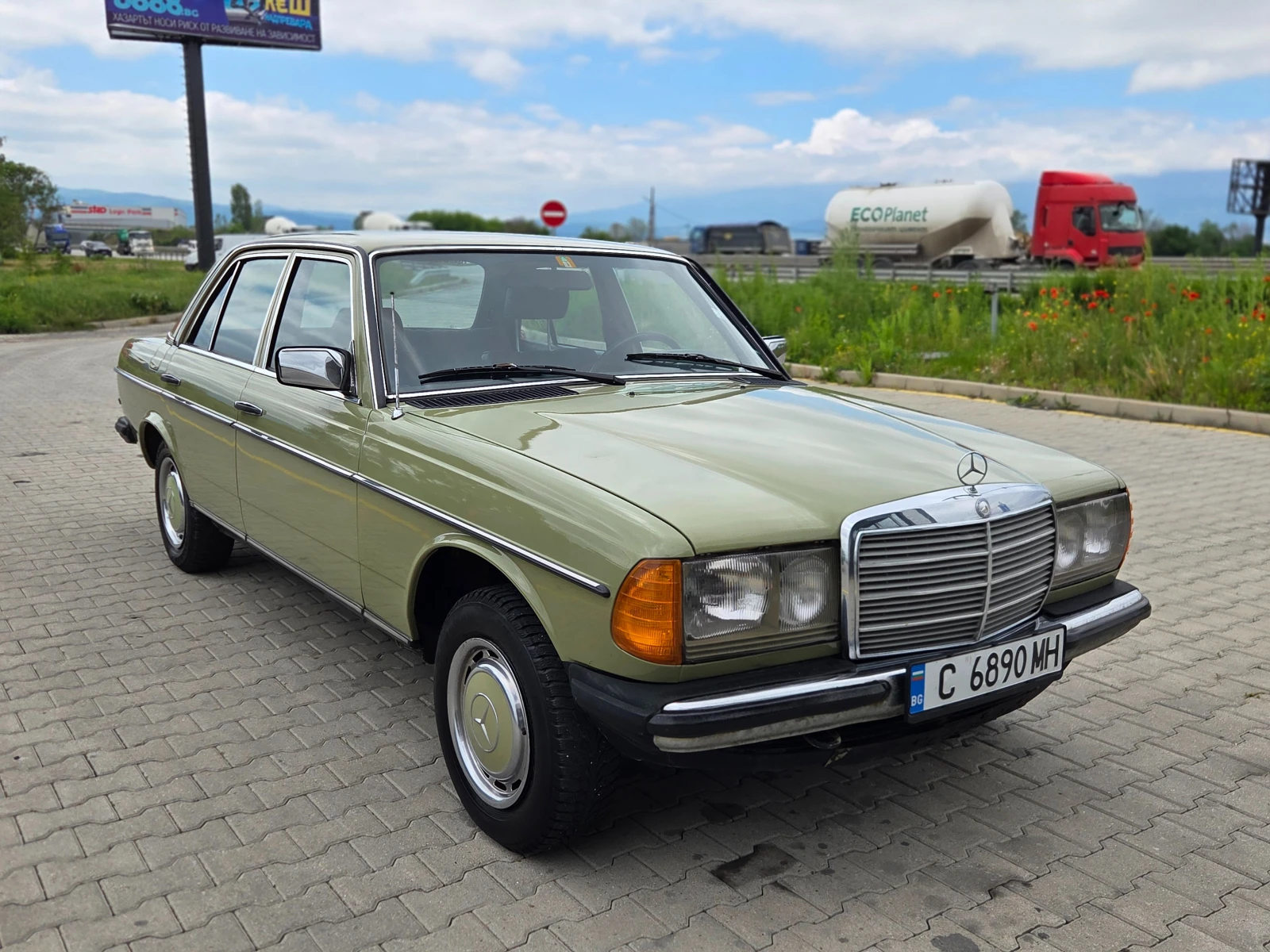 Mercedes-Benz 123 200D Гаражна* ТОП СЪСТОЯНИЕ, снимка 11 - Автомобили и джипове - 54594087