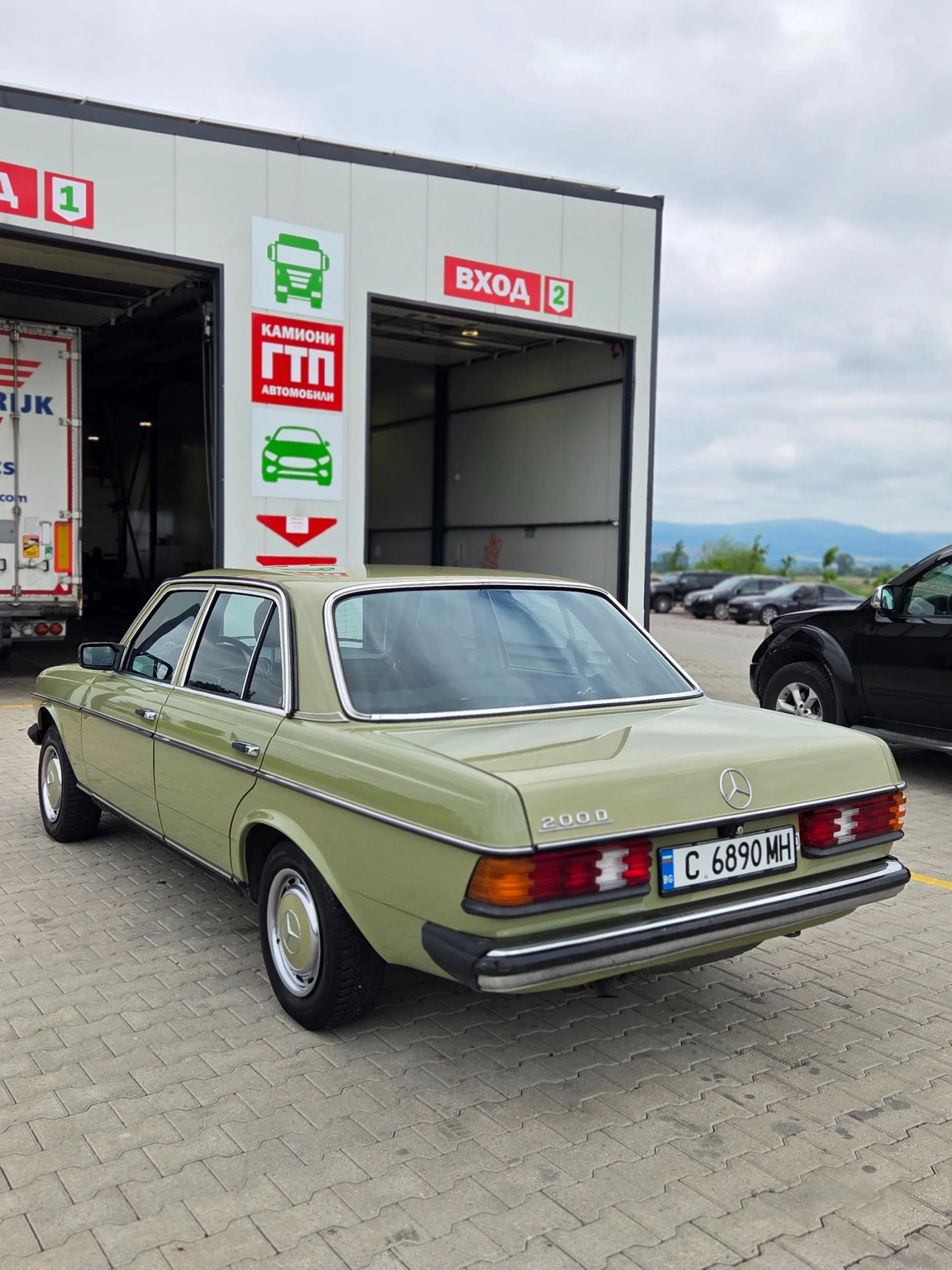 Mercedes-Benz 123 200D Гаражна* ТОП СЪСТОЯНИЕ, снимка 13 - Автомобили и джипове - 54594087
