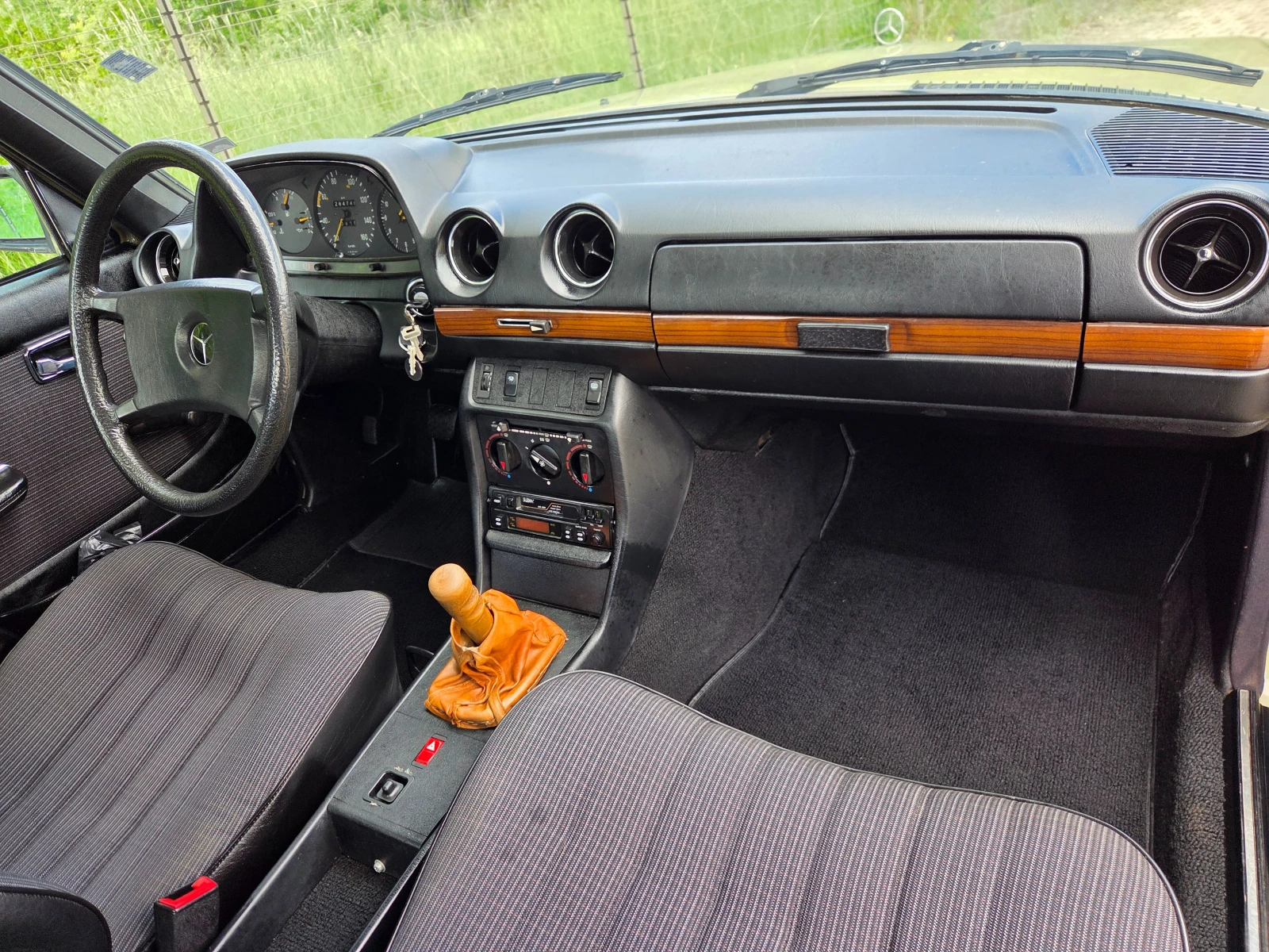 Mercedes-Benz 123 200D Гаражна* ТОП СЪСТОЯНИЕ, снимка 9 - Автомобили и джипове - 54594087
