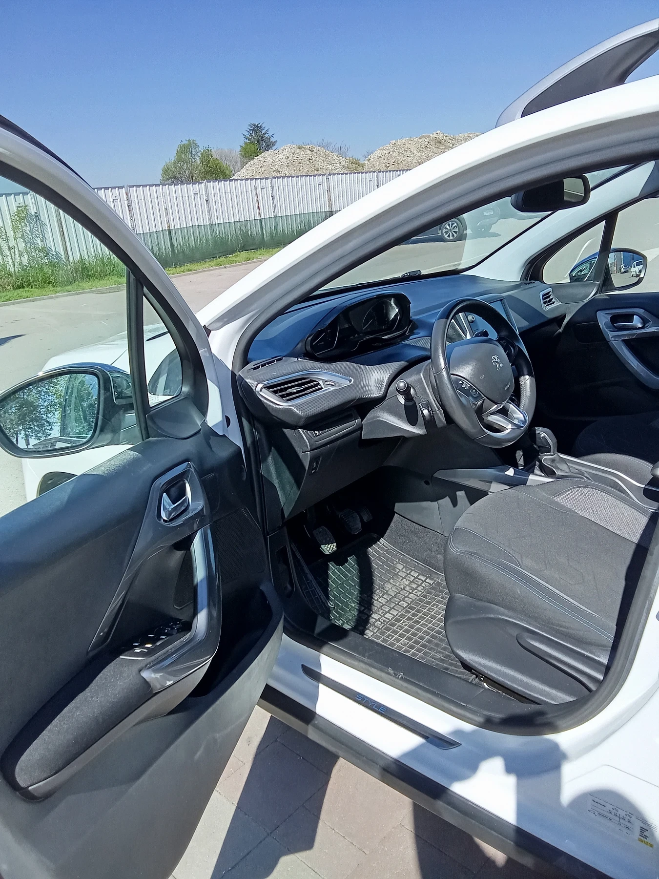 Peugeot 2008 1.2 бензин , снимка 7 - Автомобили и джипове - 54746410