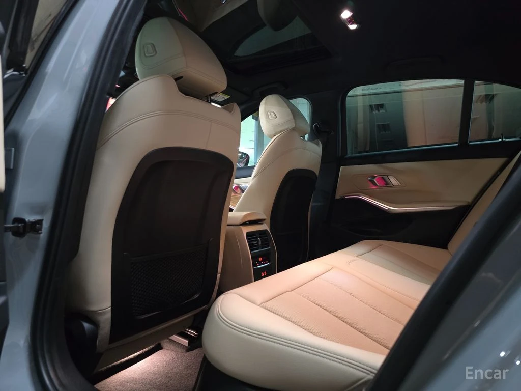 BMW 320 i M SPORT* DISTRONIC* HEAD-UP* ПОДГРЕВ* КАМЕРА* , снимка 13 - Автомобили и джипове - 55277743