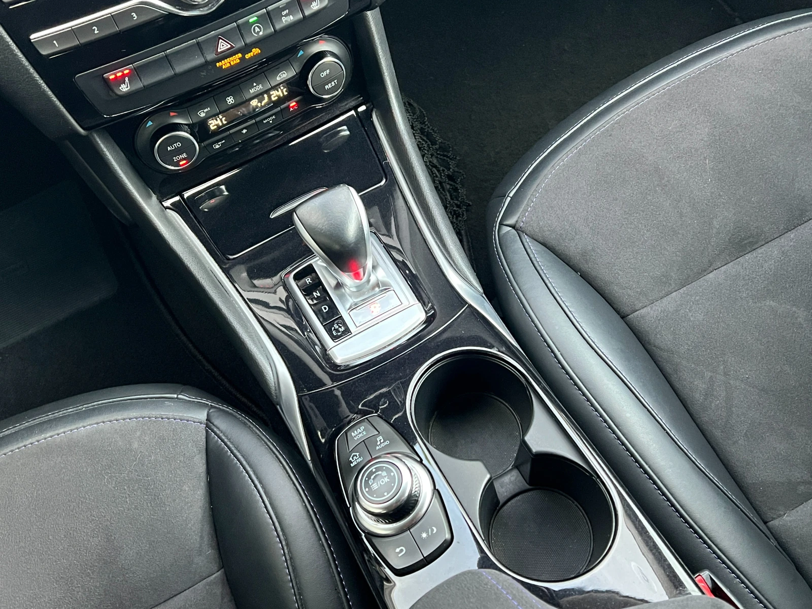 Infiniti Q30 1.5d Premium LED Подгрев Кожа Алакнтара BOSE - изображение 10