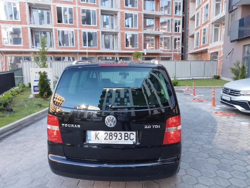 VW Touran 2.0 TDI, снимка 9 - Автомобили и джипове - 49121086