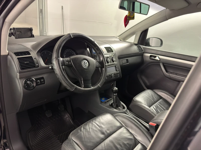VW Touran 2.0 TDI, снимка 6 - Автомобили и джипове - 52561413