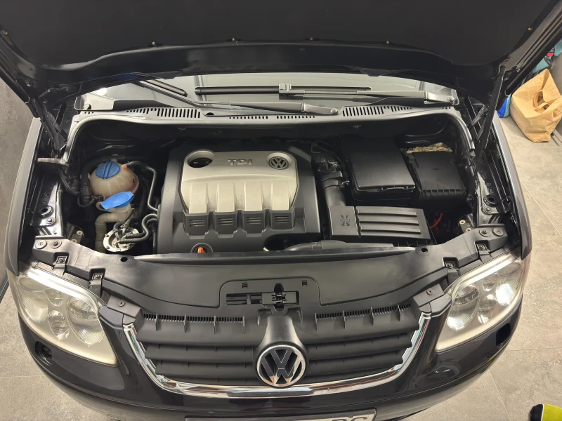 VW Touran 2.0 TDI, снимка 10 - Автомобили и джипове - 52561413
