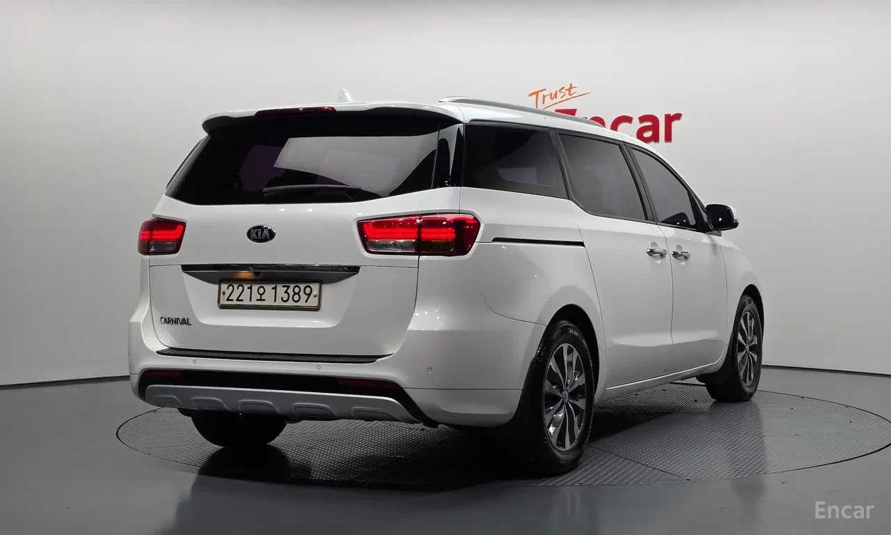Kia Carnival 9 местна/Luxury Line/модел 2018 , снимка 3 - Автомобили и джипове - 54680211