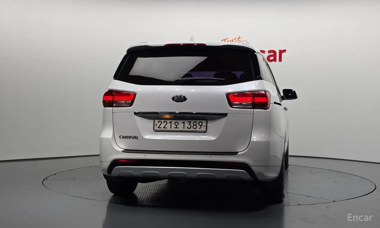 Kia Carnival 9 местна/Luxury Line/модел 2018 , снимка 4 - Автомобили и джипове - 54680211