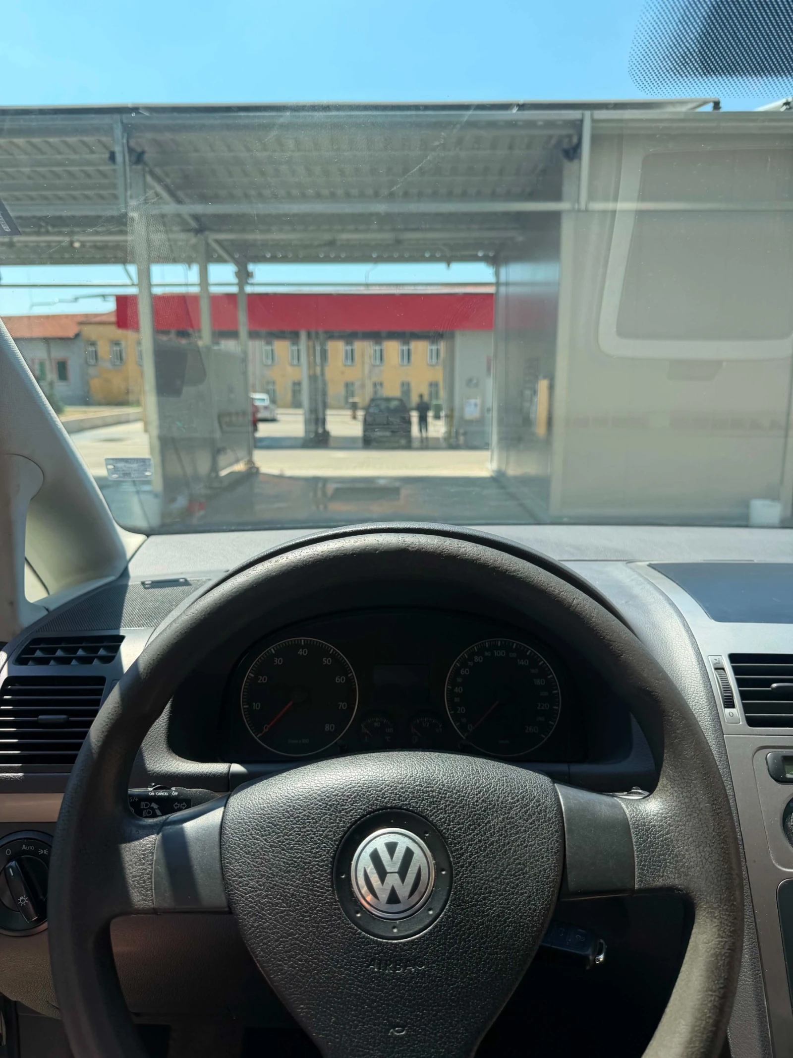 VW Touran, снимка 16 - Автомобили и джипове - 55579410