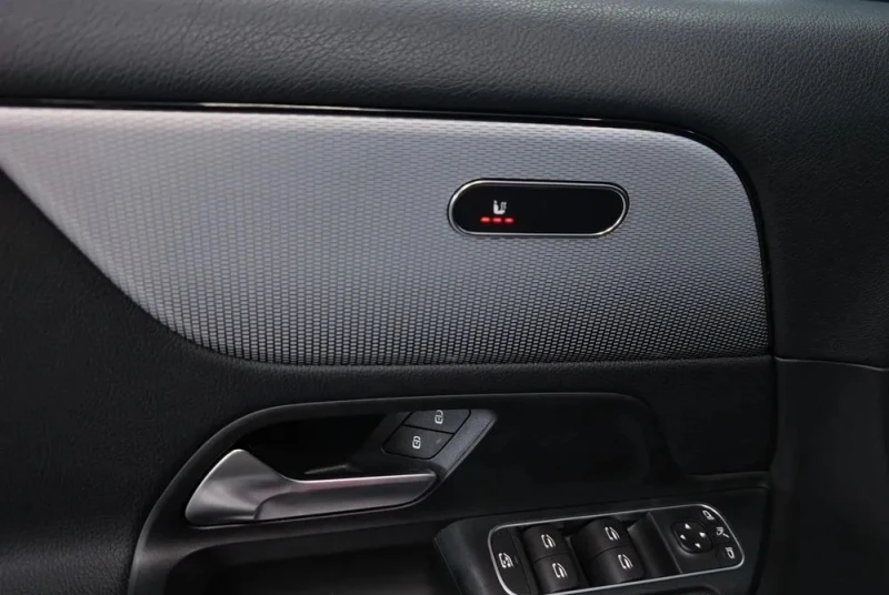 Mercedes-Benz GLA 180d , снимка 5 - Автомобили и джипове - 52560921