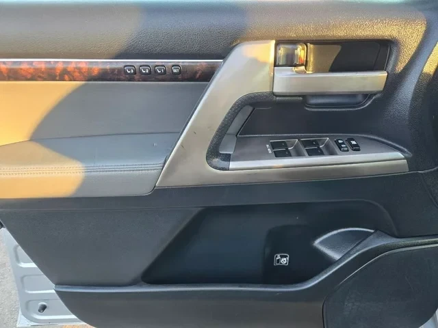 Toyota Land cruiser 5.7 V8 * 7 Места * 1 Собственик * Сервизна история - изображение 10