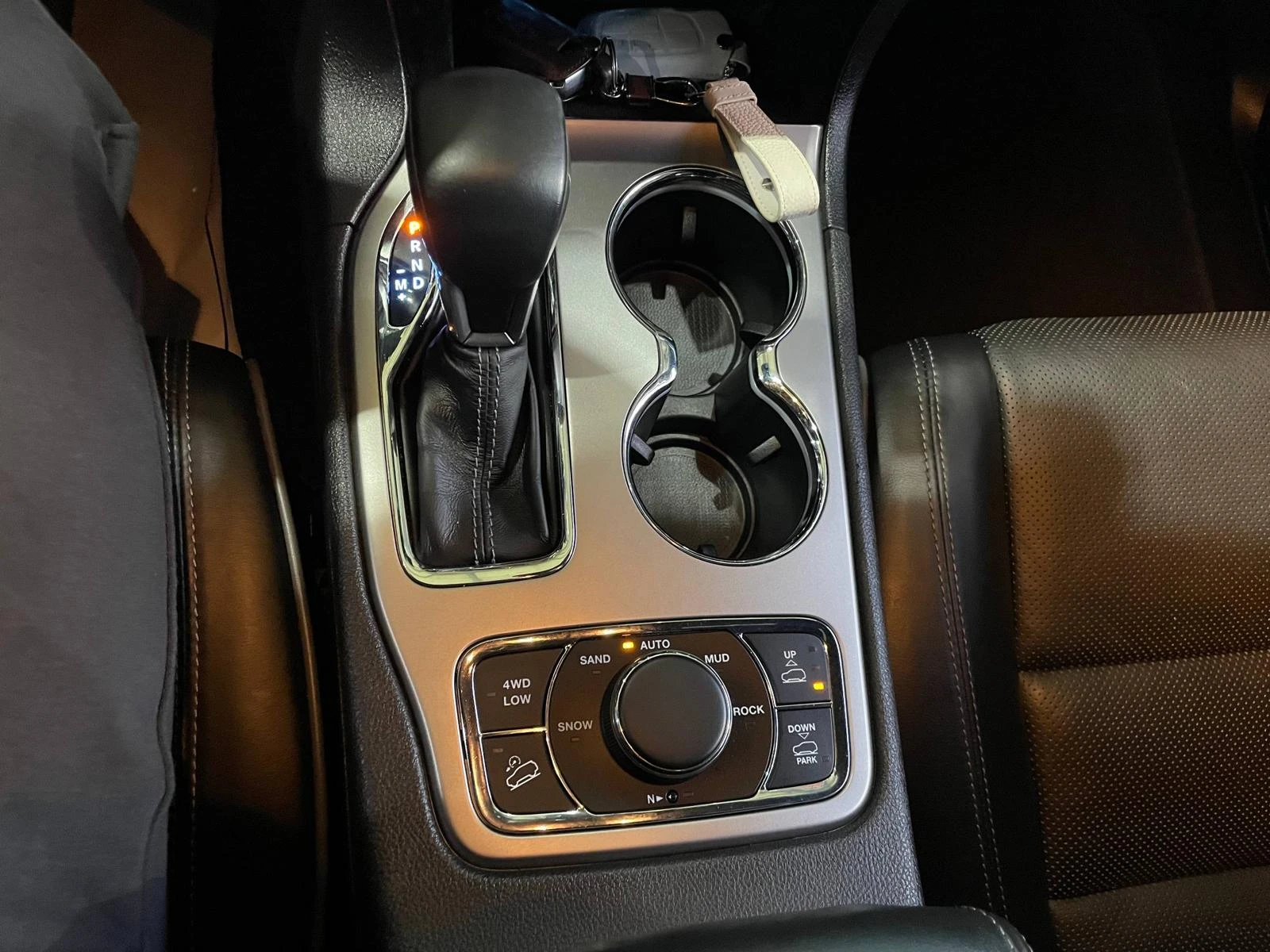 Jeep Grand cherokee 3.6 V6 ! Overland !, снимка 17 - Автомобили и джипове - 54133642