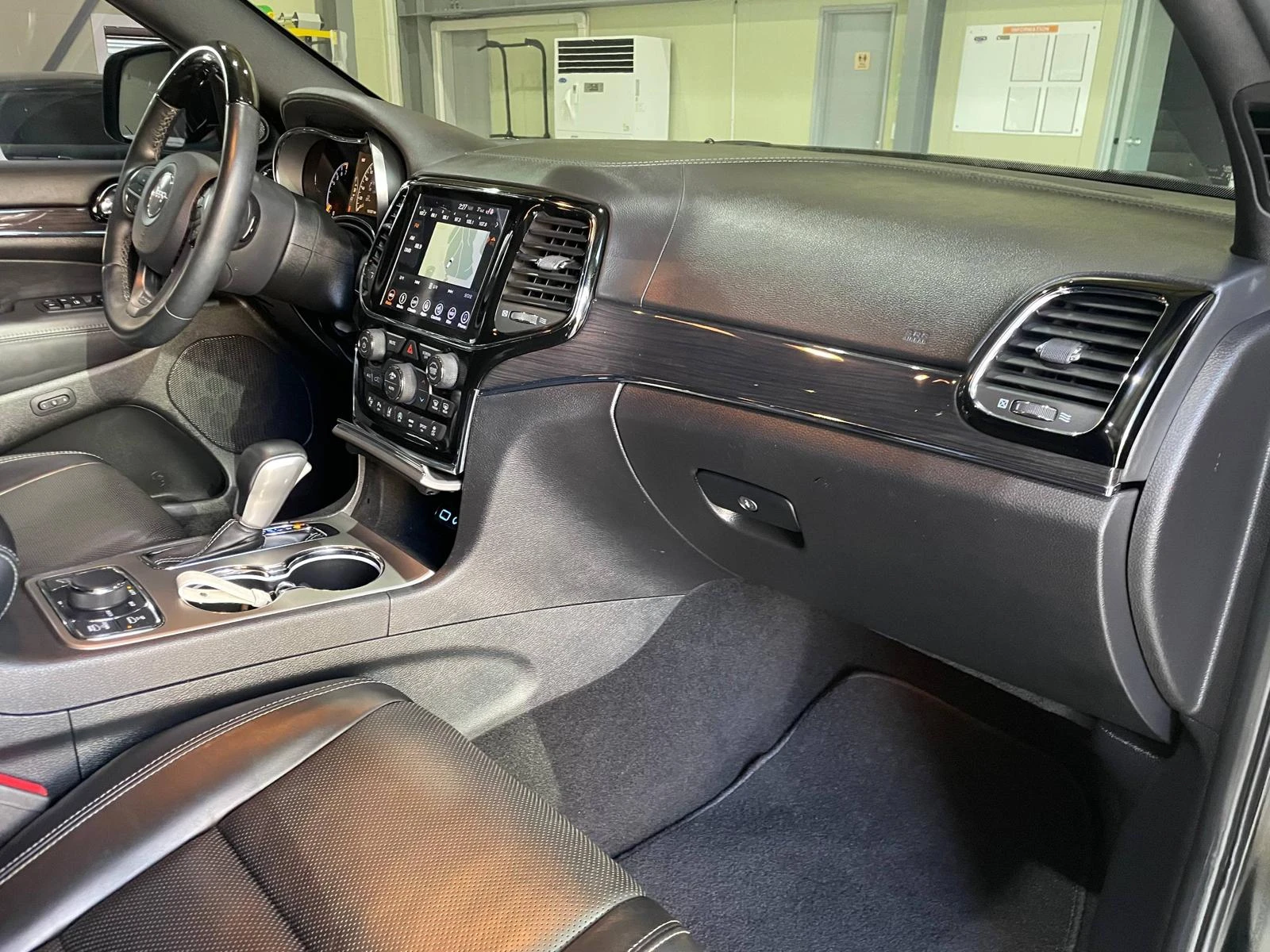 Jeep Grand cherokee 3.6 V6 ! Overland !, снимка 13 - Автомобили и джипове - 54133642