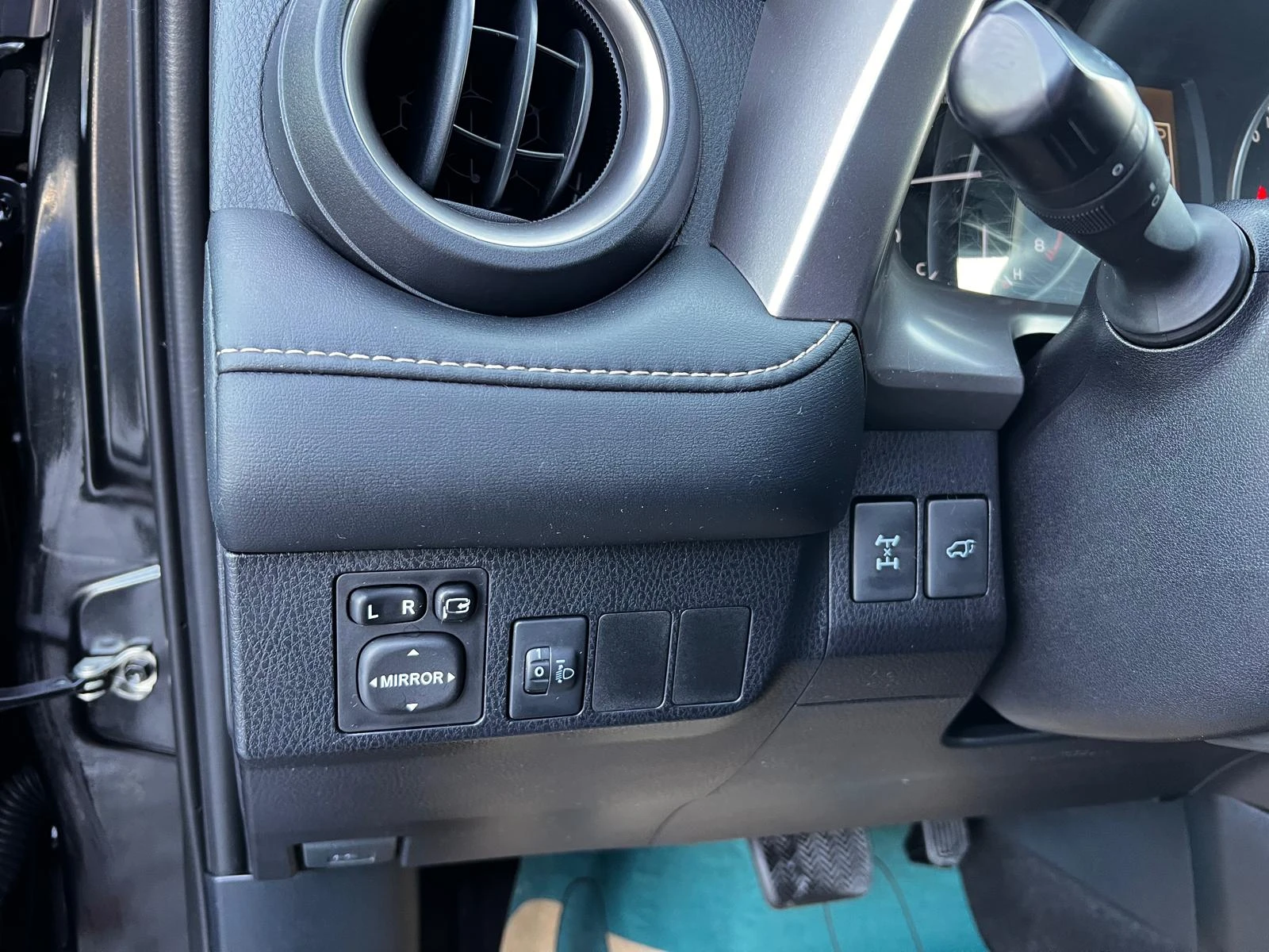 Toyota Rav4 Limited Facelift 2.0i 4x4 Регистриран Обслужен, снимка 11 - Автомобили и джипове - 54976834